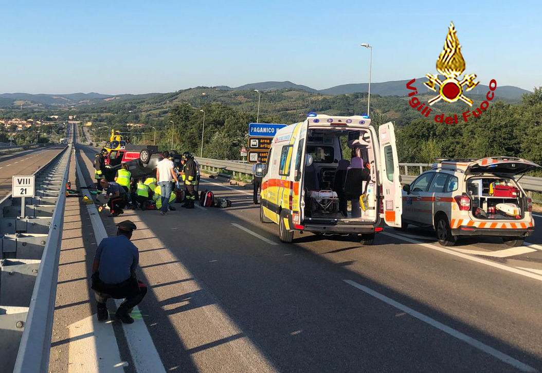 Auto si ribalta dopo un incidente: strada chiusa