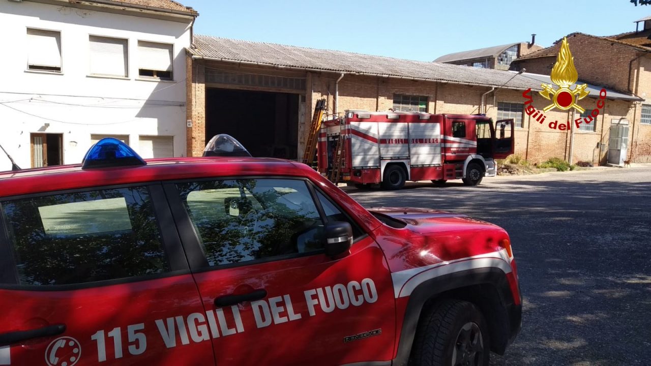 Incendio in un capannone, c’è una vittima FOTO