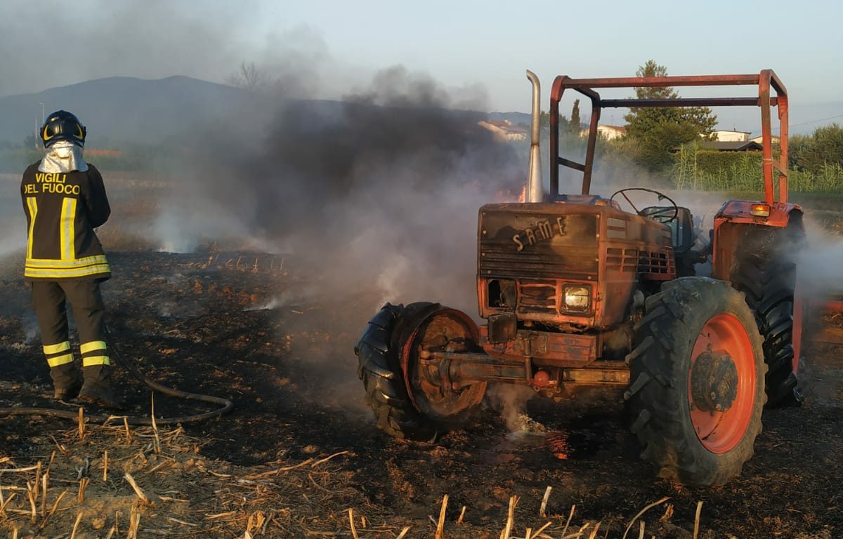 Trattore in fiamme, incendio spento dai Vigili del Fuoco