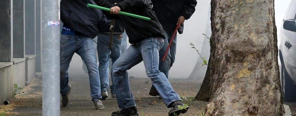 Movida violenta in Versilia, Daspo per sei membri di una baby gang: seminarono il panico con cinghie e catene
