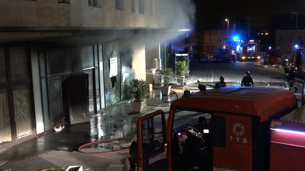 A fuoco un magazzino di Monsummano: 20 evacuati – FOTO