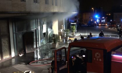 A fuoco un magazzino di Monsummano: 20 evacuati - FOTO