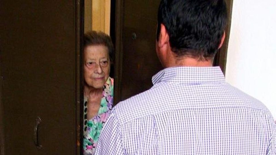Falsi volontari truffano porta a porta