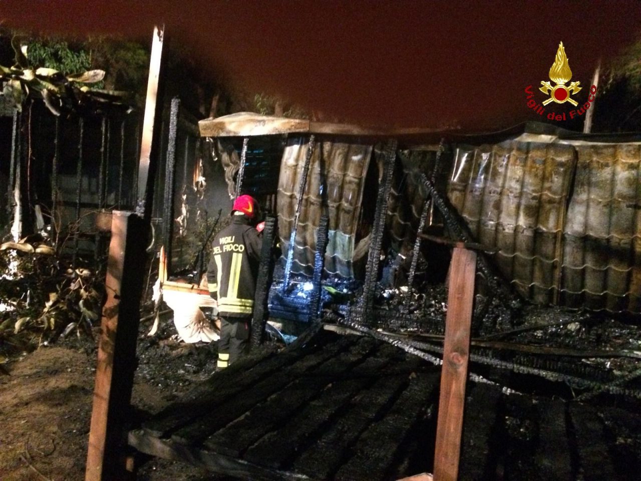 Incendio in un campeggio: a fuoco tre bungalow FOTO