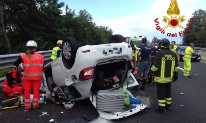 Incidente stradale in A1, auto si ribalta