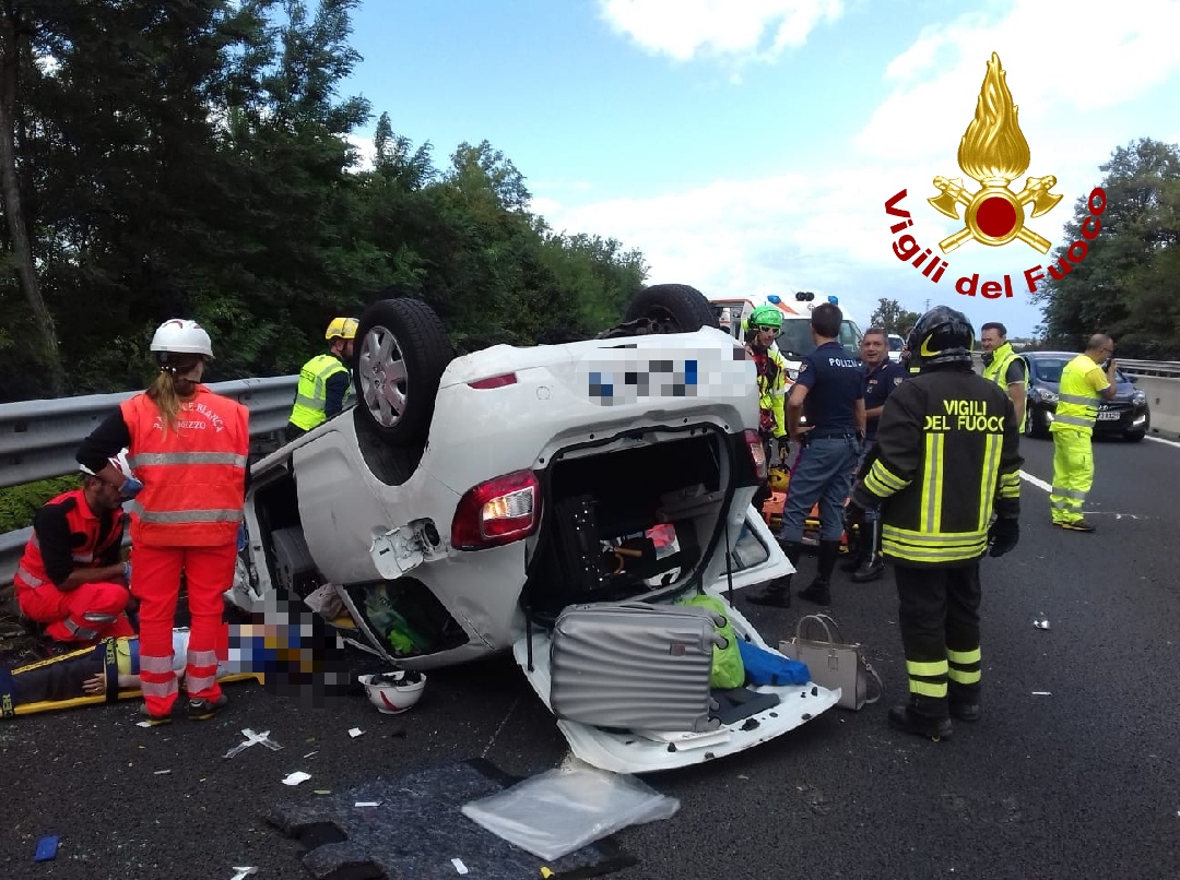 Incidente stradale in A1, auto si ribalta