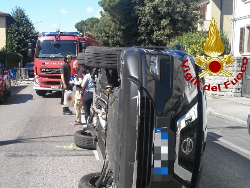 Incidente in città: finisce con l’auto sdraiata su un fianco