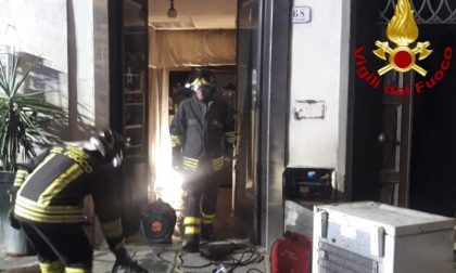 Incendio in un condominio di via Santa Trinità