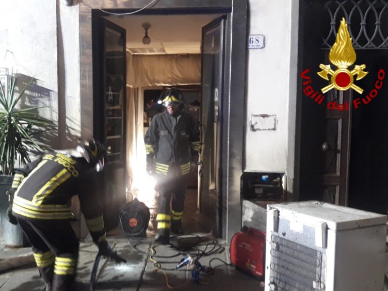 Incendio in un condominio di via Santa Trinità