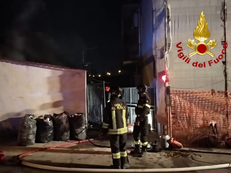 Brucia rimessa condominiale: a fuoco moto, bici ed elettrodomestici – GUARDA LE FOTO