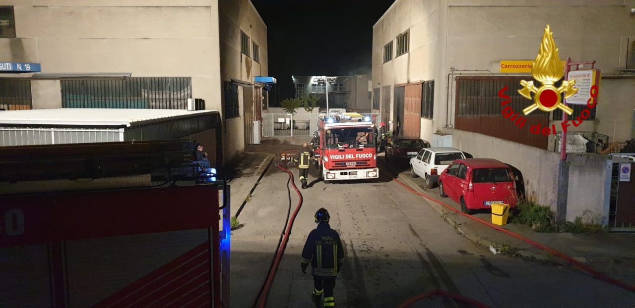 Paura nella notte: a fuoco una carrozzeria