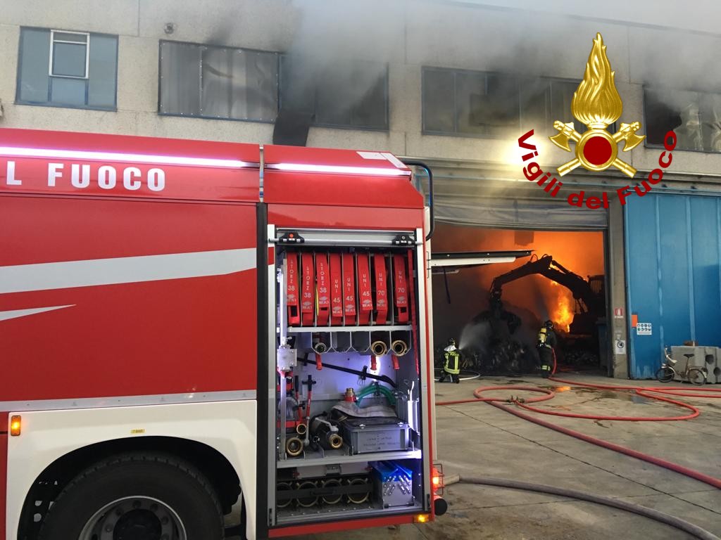 A fuoco un capannone per smaltimento rifiuti