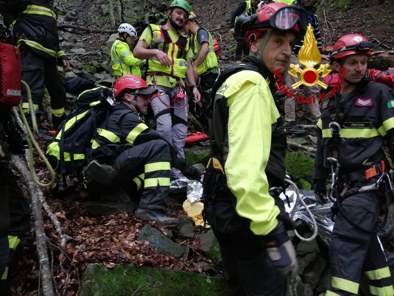 Cade in un canalone: soccorso dai vigili del fuoco