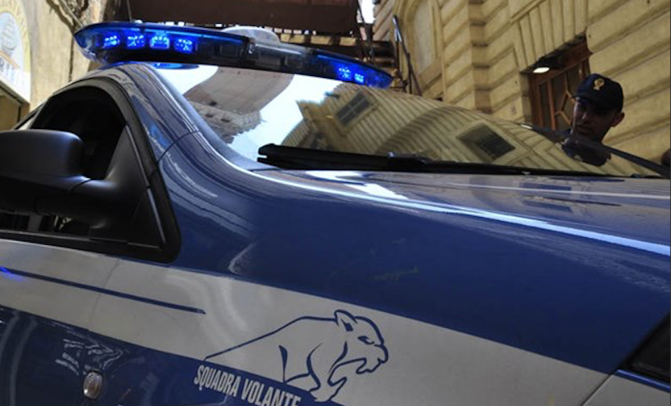 Prende a morsi un agente e ne ferisce un altro: arrestato dalla Polizia di Stato 