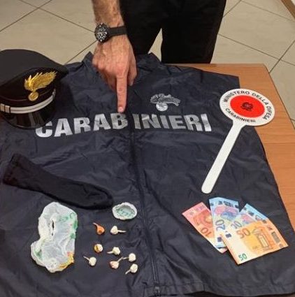 Spaccia nel parcheggio a Quarrata: arrestato da carabiniere di Montemurlo fuori servizio