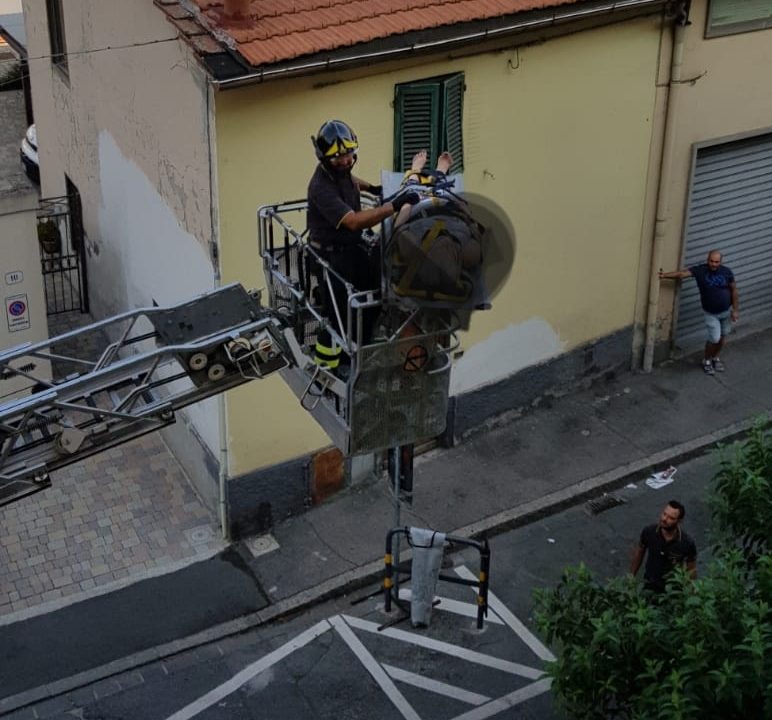 81enne cade in casa a Prato: tratta in salvo dai Vigili del Fuoco
