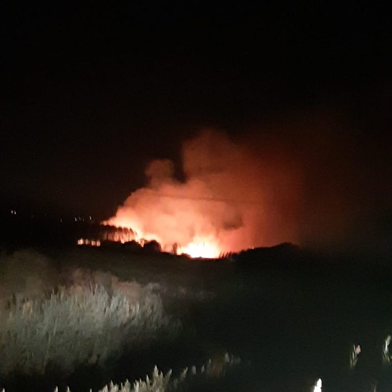 Incendio in Padule nella notte: fiamme alte ma i Vigili del Fuoco lo domano
