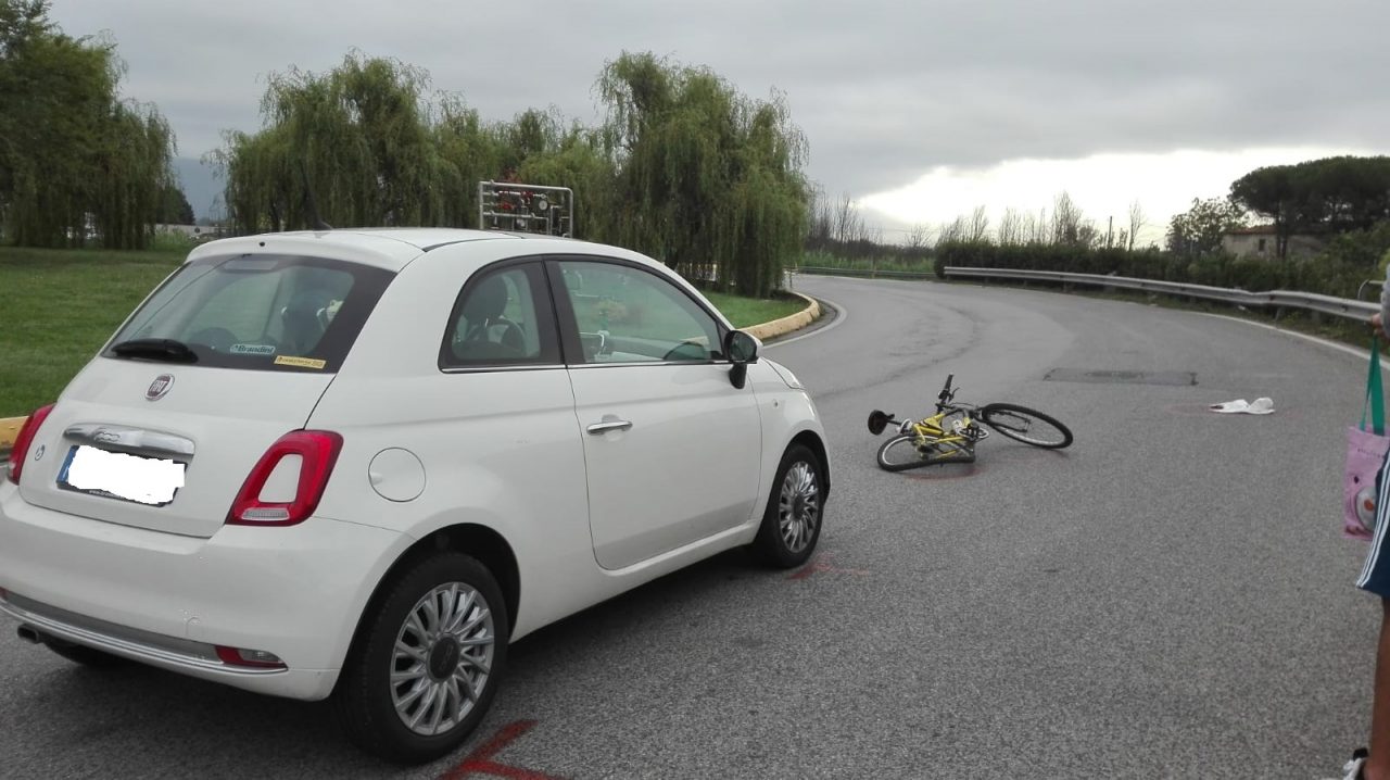 Grave ciclista tamponato da un’auto