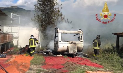 Incendio ad una roulotte distrutta nelle fiamme