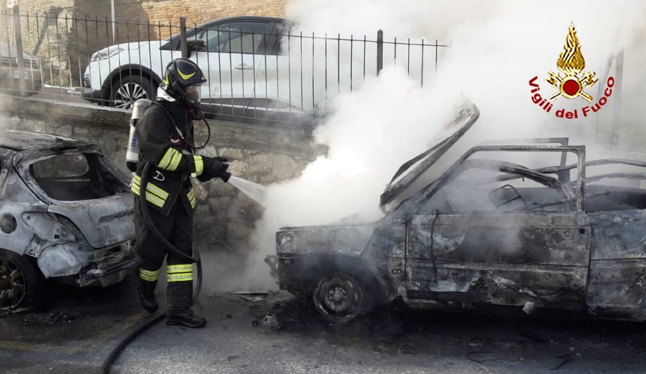 Auto a GPL in fiamme, esplode la bombola del gas