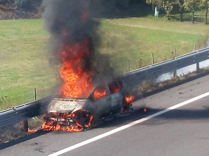 Si incendia auto sulla A11 a Serravalle: nessun ferito e lunghe code – VIDEO