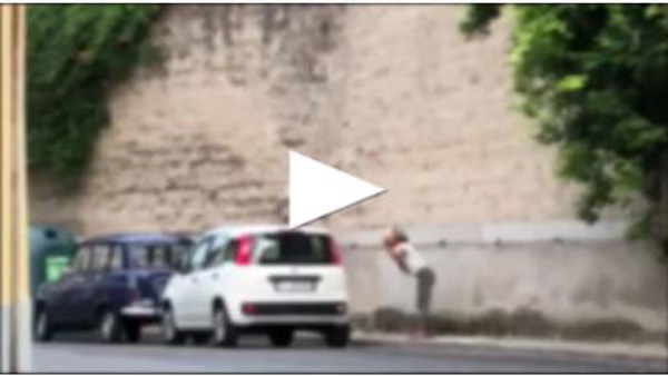 Lite fra pusher e una cliente in pieno centro VIDEO CHOC