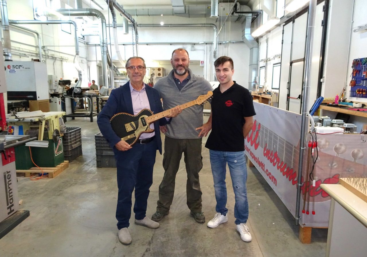 Quarrata, il sindaco in visita alla “Paoletti Guitars”, azienda esportatrice nel mondo di chitarre elettriche