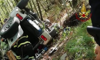 Auto finisce fuori strada e cade in una scarpata