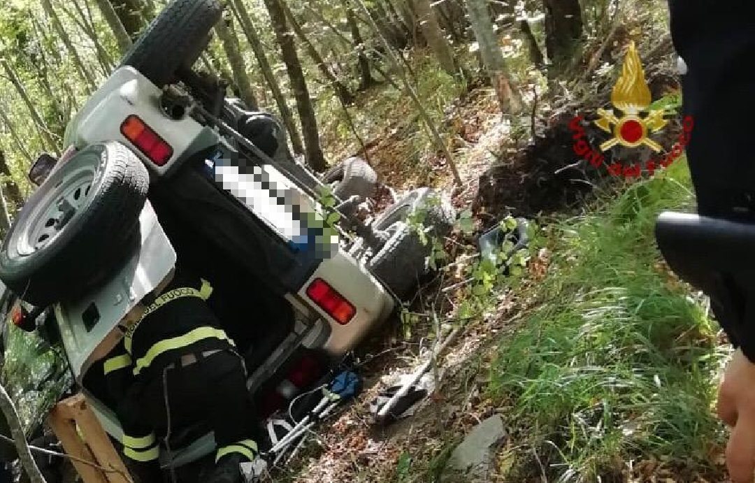 Auto finisce fuori strada e cade in una scarpata