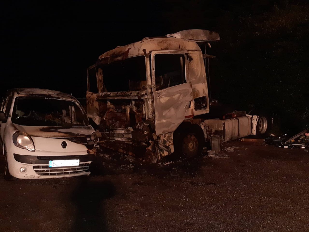 Incendio nella notte in via Croce Rossa a Montale
