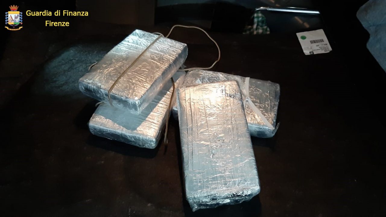 La Guardia di Finanza arresta un marocchino: aveva in auto 5 chili di cocaina