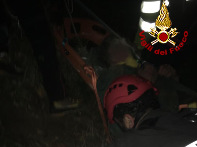 Paura per un anziano caduto in un dirupo