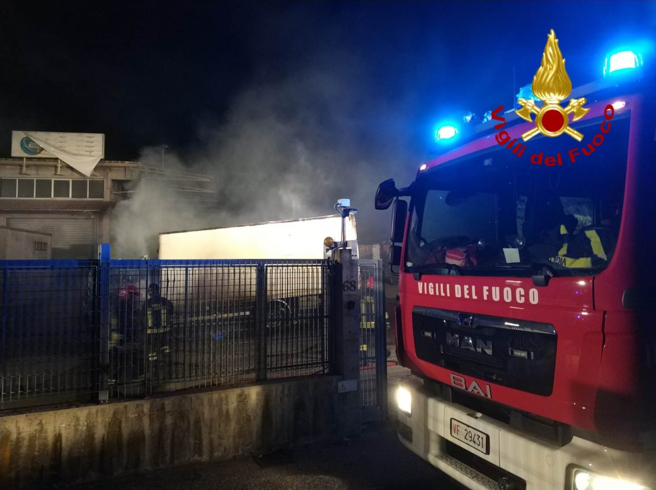 Incendio nella notte: coinvolti quattro mezzi pesanti