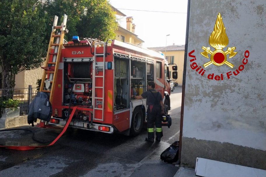 Incendio in una roccatura a Prato