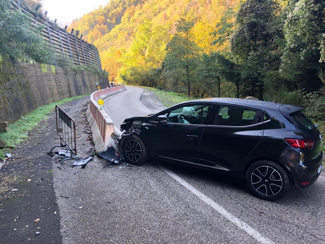 Auto prende in pieno una barriera: un ferito