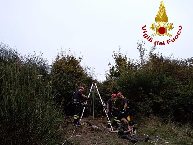 Cane rimane incastrato in un pozzo in Calvana: salvato dai vigili del fuoco