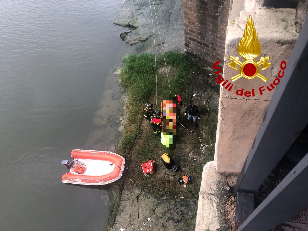 Ragazza italiana cade in Arno. Salvata dal poliziotto: IL VIDEO