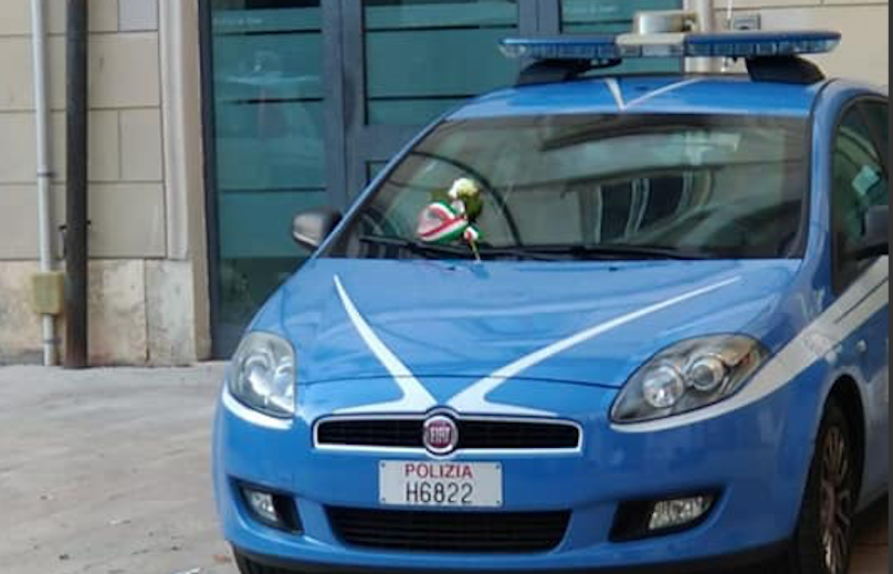 Poliziotti uccisi a Trieste. Rose sulle volanti del Commissariato di Poggibonsi