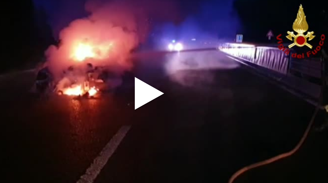 Incidente sulla Siena-Firenze: prende fuoco un’auto VIDEO