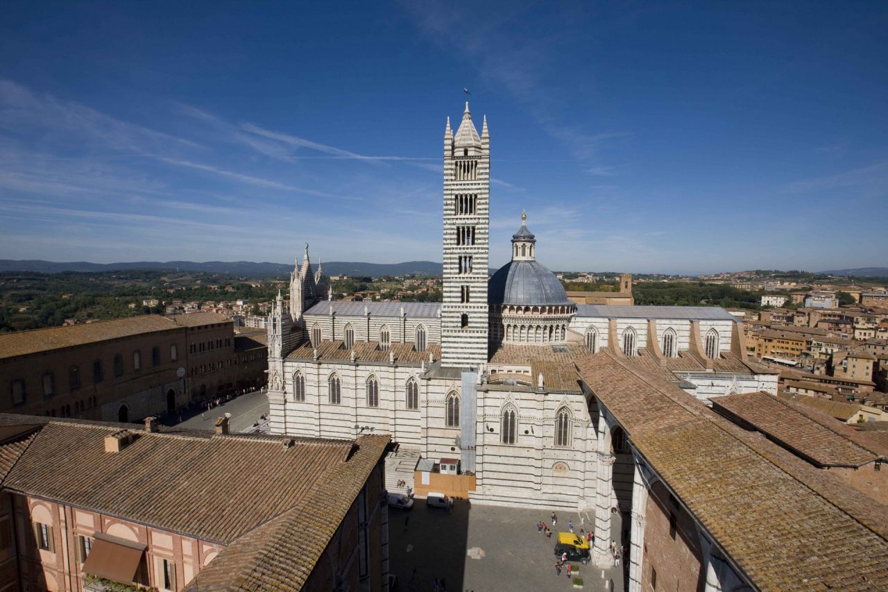 Siena, successo per le visite straordinarie al pavimento del Duomo