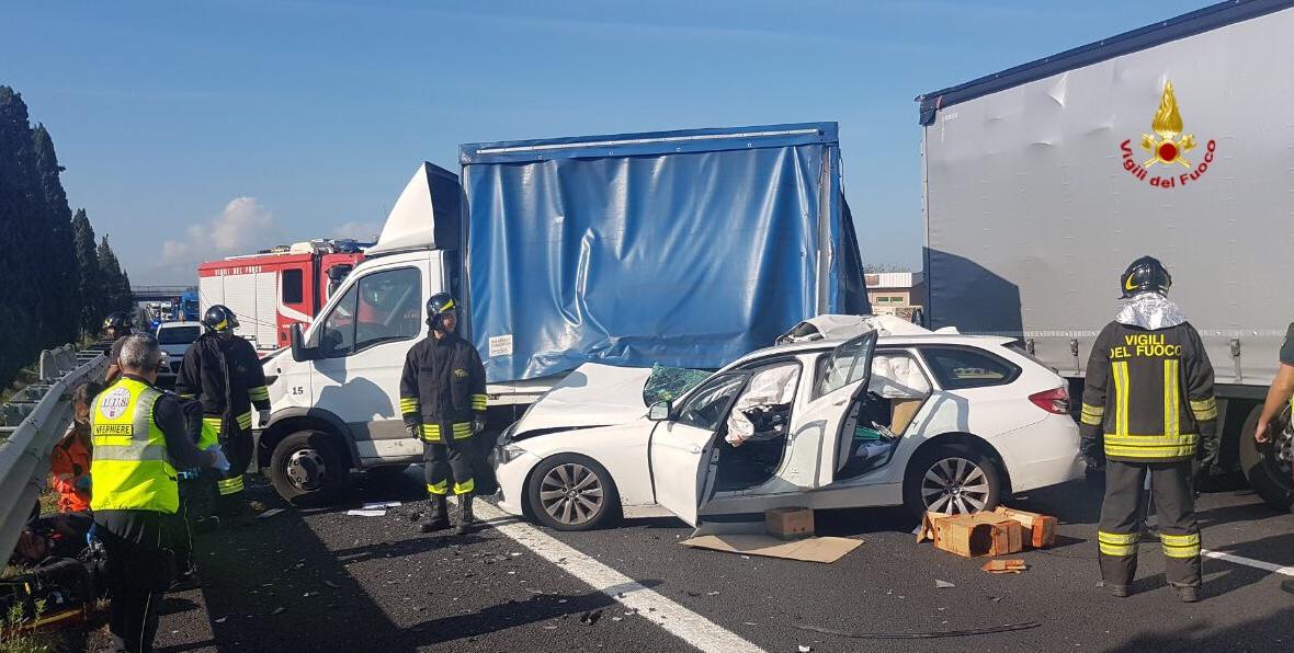 Incidente in A11 a Chiesina Uzzanese fra auto e furgone: lunghe code