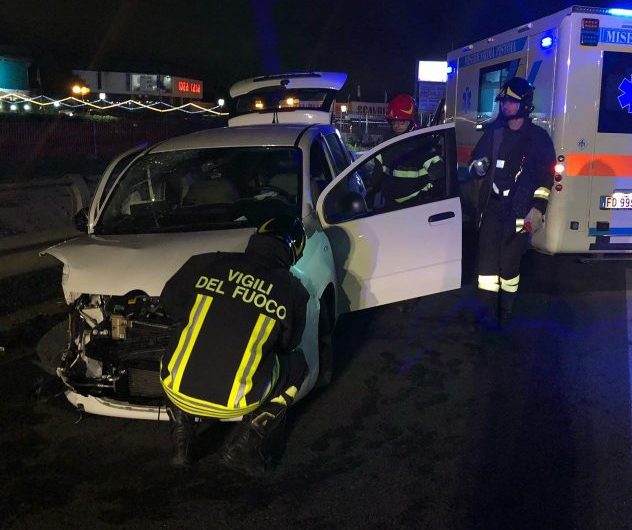 Incidente nella notte: a fuoco un furgone e una vettura
