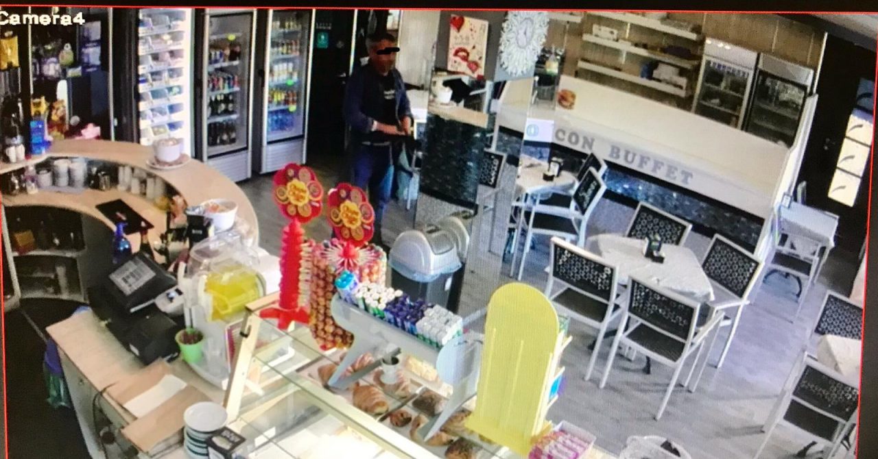 Mangia a scrocco nei bar senza pagare