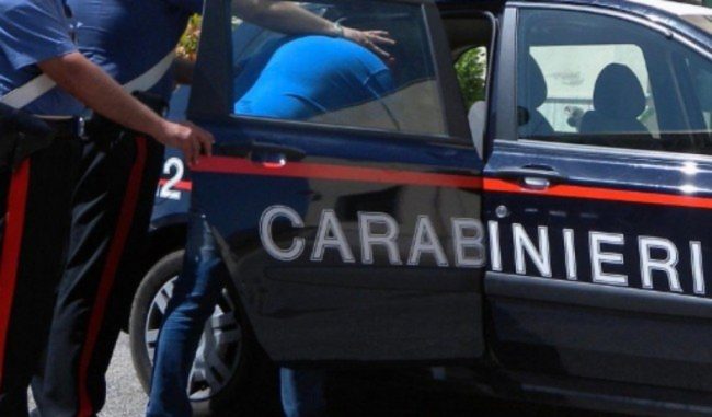 Coppia in vacanza a Firenze aggredita in piazza Poggi