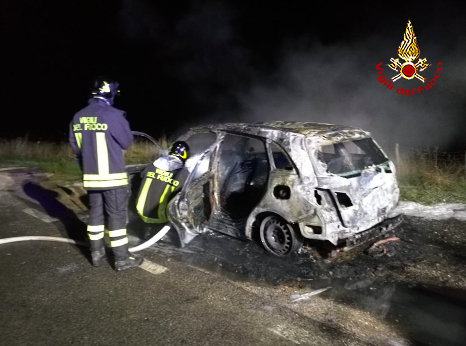 Incendio ad un’auto: intervengono i Vigili del Fuoco
