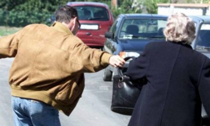 Scippa sessantenne per strada, arrestato dai carabinieri