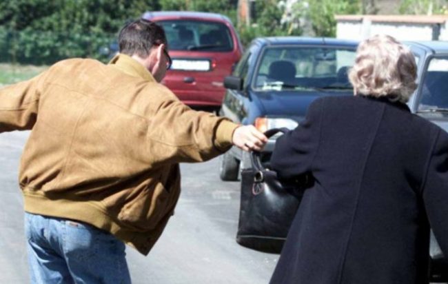Scippa sessantenne per strada, arrestato dai carabinieri