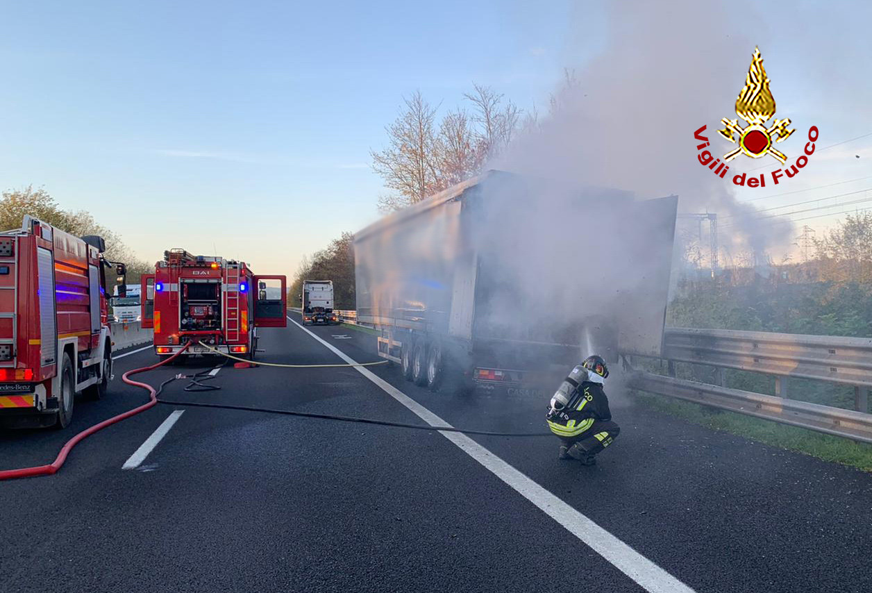 Camion a fuoco in autostrada  A1