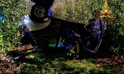 Auto si ribalta più volte fuori strada