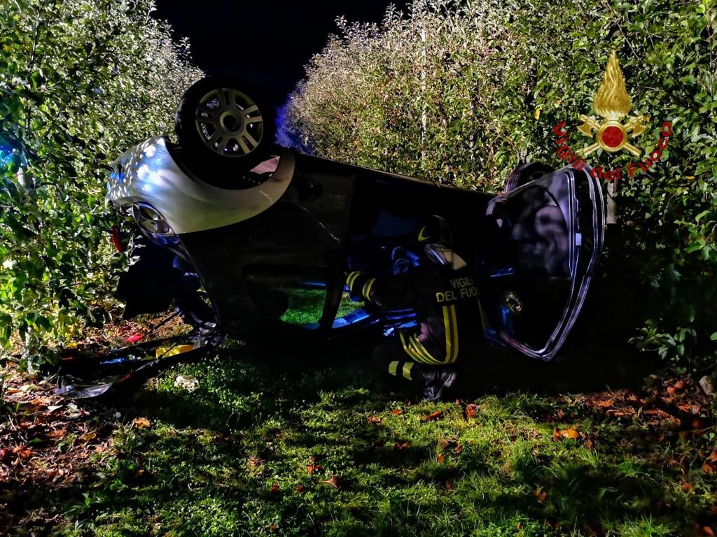 Auto si ribalta più volte fuori strada